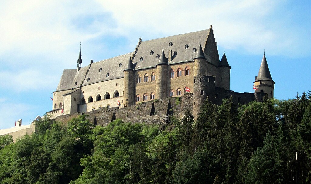 Die Höhenburg Vianden im gleichnamigen luxemburgischen Kantonsort, Ansicht der nordöstlichen Seite (2011).