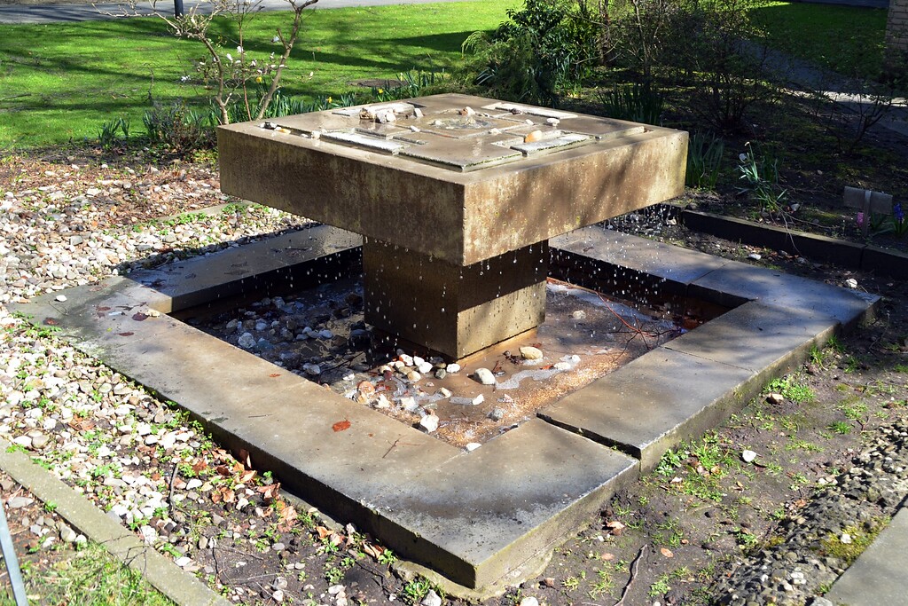 Die von dem Künstler Heribert Calleen gestaltete Brunnenanlage im Garten des Kinderkrankenhauses in Köln-Riehl (2015).