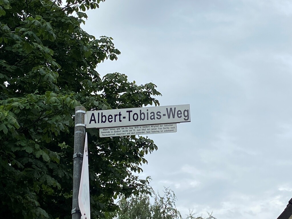 Die Wurzeln der Familie Tobias liegen in Zündorf. Seit 1984 erinnert eine Seitenstraße der Schmittgasse unter dem Namen Albert-Tobias-Weg an den ermordeten Porzer Metzger.