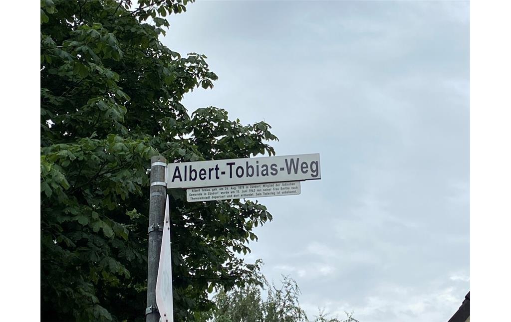 Die Wurzeln der Familie Tobias liegen in Zündorf. Seit 1984 erinnert eine Seitenstraße der Schmittgasse unter dem Namen Albert-Tobias-Weg an den ermordeten Porzer Metzger.