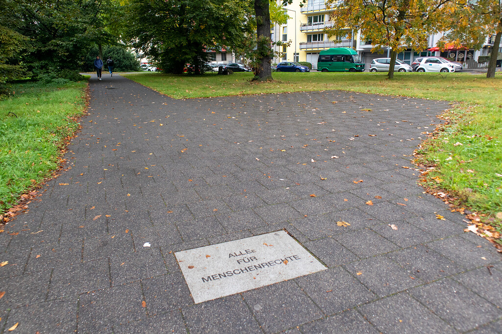Eingang in den Park der Menschenrechte in Köln-Lindenthal (2021)