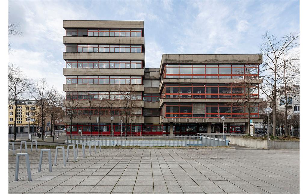 Blick auf die 1979 errichtete Zentrale der Kölner Stadtbibliothek im Kulturquartier am Josef-Haubrich-Hof (2015).