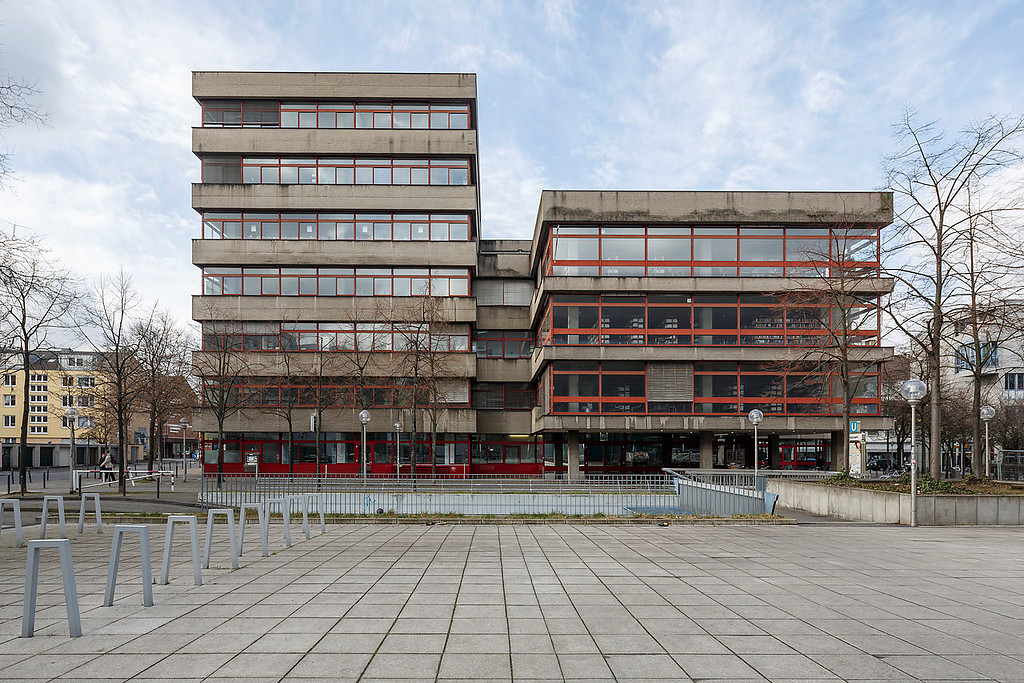 Blick auf die 1979 errichtete Zentrale der Kölner Stadtbibliothek im Kulturquartier am Josef-Haubrich-Hof (2015).