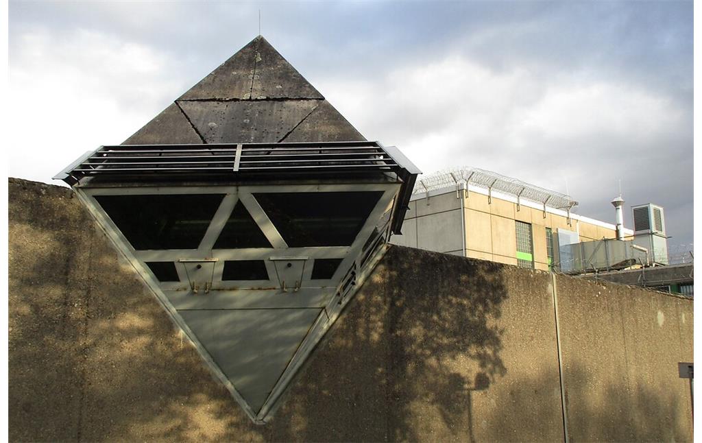 Ein ein auf der Gefängnismauer errichteter würfelförmiger Wachturm der Justizvollzugsanstalt Köln-Ossendorf (2020).