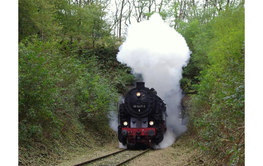 Dampflokomotive der Baureihe 95 der Deutschen Reichsbahn (so genannte "preußische T 20" der Baujahre 1922-1924) auf der Strecke der Brexbachtalbahn (2009).