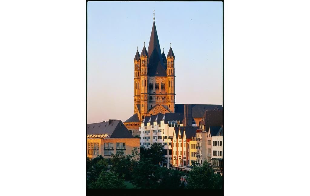 Der mächtige Turm der Benediktinerabtei Groß-Sankt Martin in der Kölner Altstadt (undatierte Aufnahme).