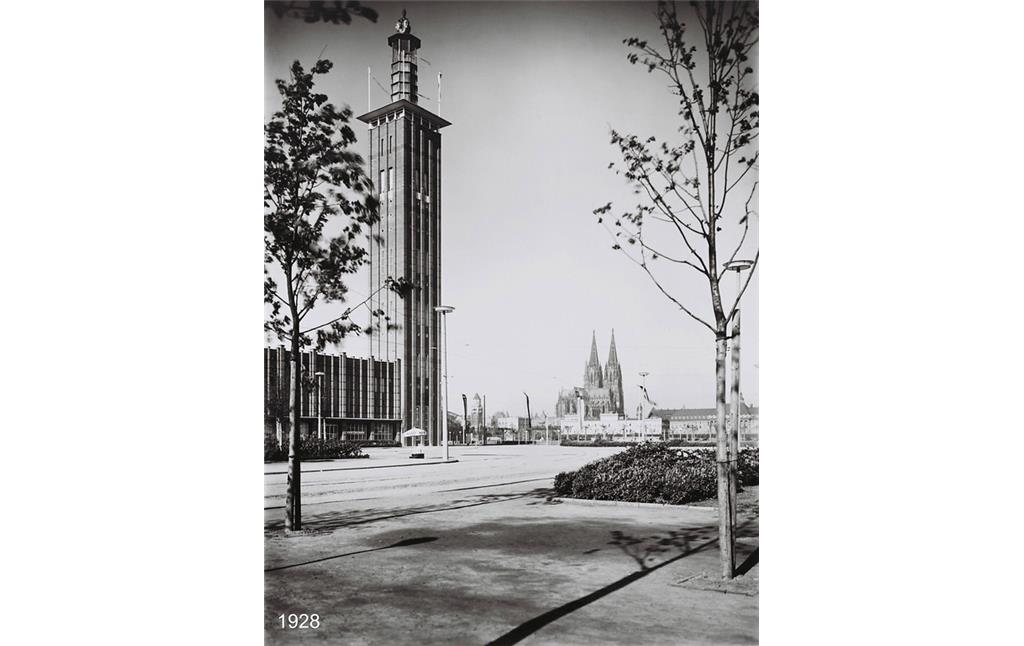 Historische Aufnahme von 1928: Der 80 Meter hohe Messeturm wurde zur internationalen Presseausstellung "Pressa" erbaut und später zu einem Wahrzeichen Kölns.
