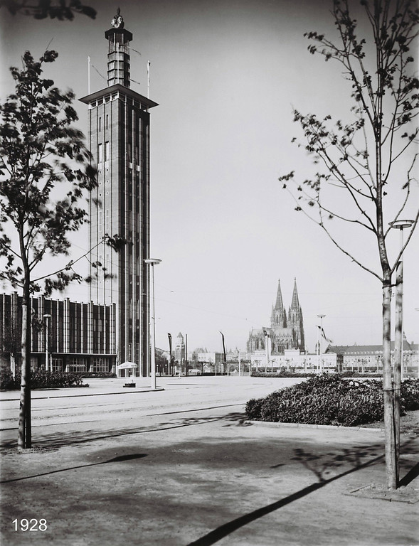 Historische Aufnahme von 1928: Der 80 Meter hohe Messeturm wurde zur internationalen Presseausstellung "Pressa" erbaut und später zu einem Wahrzeichen Kölns.