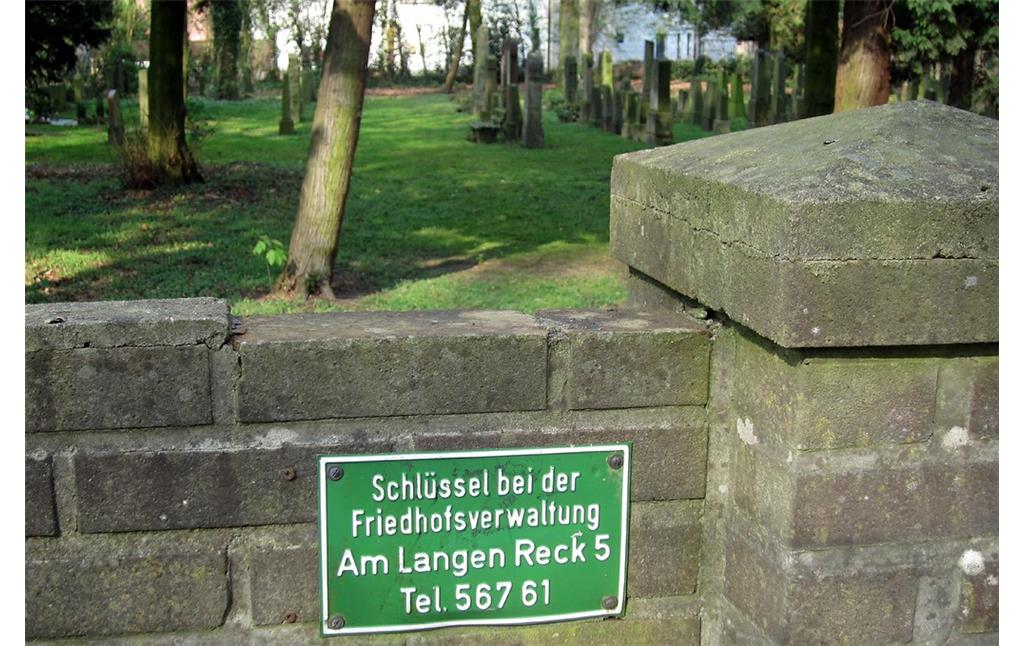 Hinweisschild an der Friedhofsmauer zum Zugang auf den Jüdischen Friedhof am Ostglacis in Wesel (2014)