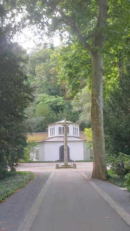 Auf die Friedhofshalle zuführender Weg auf dem Koblenzer Hauptfriedhof (2014).