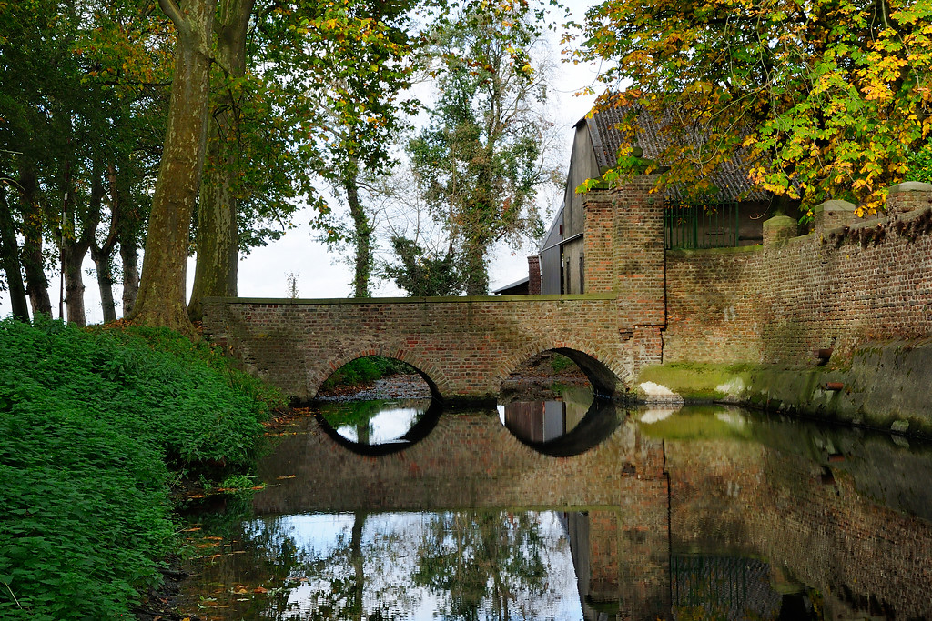 Ansicht der Brücke über den Wassergraben zu Haus Horr in Grevenbroich (2014).