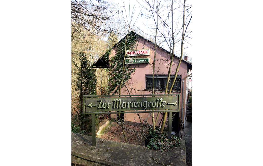 Ein Gebäude der Albachmühle bei Bitburg, heute als Bordell "Haus Venus" betrieben (2015). Ein Hinweisschild weist den Weg zu der benachbarten Mariengrotte.