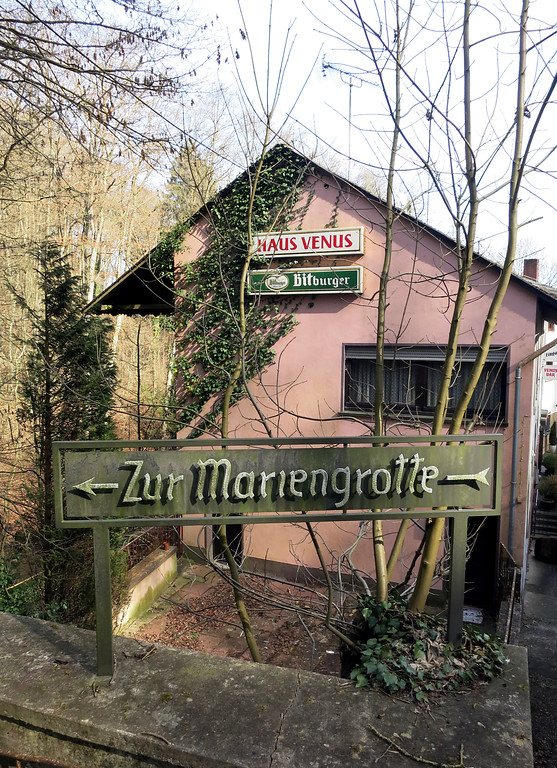 Ein Gebäude der Albachmühle bei Bitburg, heute als Bordell "Haus Venus" betrieben (2015). Ein Hinweisschild weist den Weg zu der benachbarten Mariengrotte.