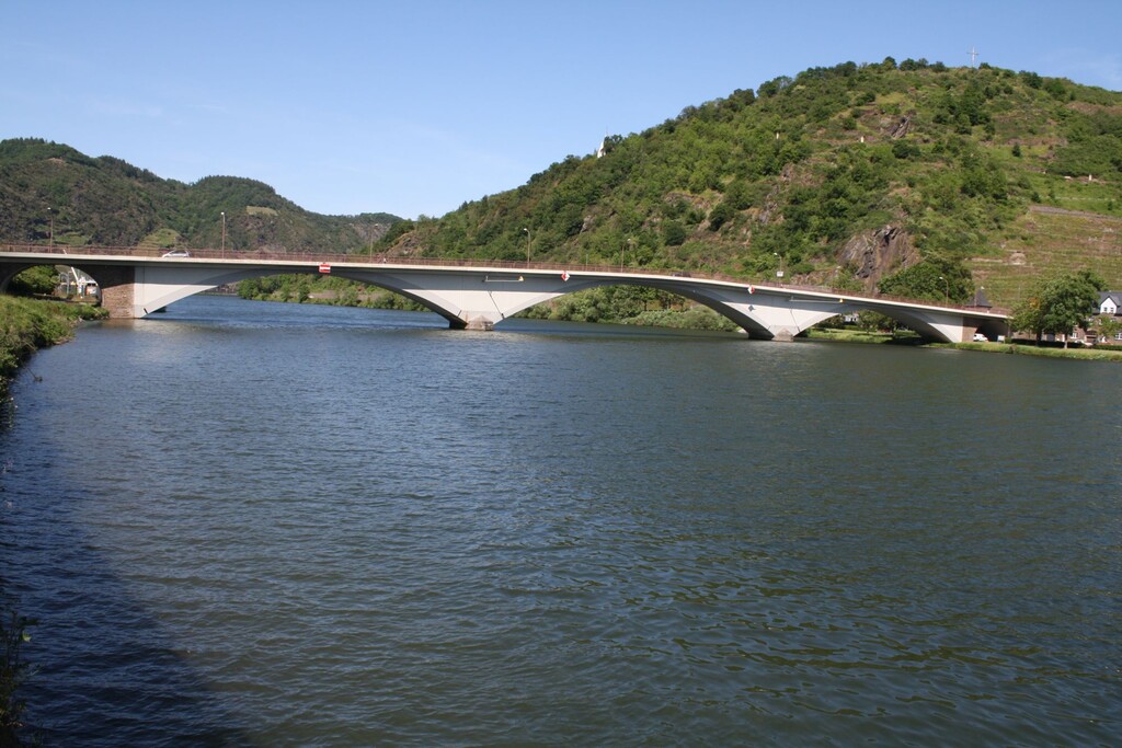 Die Moselbrücke in Treis-Karden verbindet die beiden Ortsteile Treis und Karden miteinander (2023)