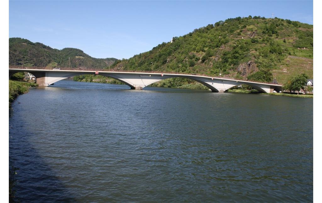 Die Moselbrücke in Treis-Karden verbindet die beiden Ortsteile Treis und Karden miteinander (2023)