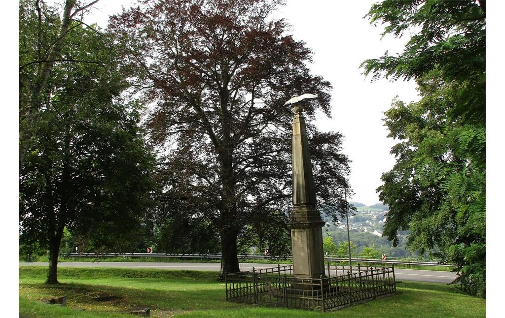 Die orts- und landschaftsprägende Blutbuche "Am Denkmal" und das Kriegerdenkmal in Windeck-Rosbach (2021).