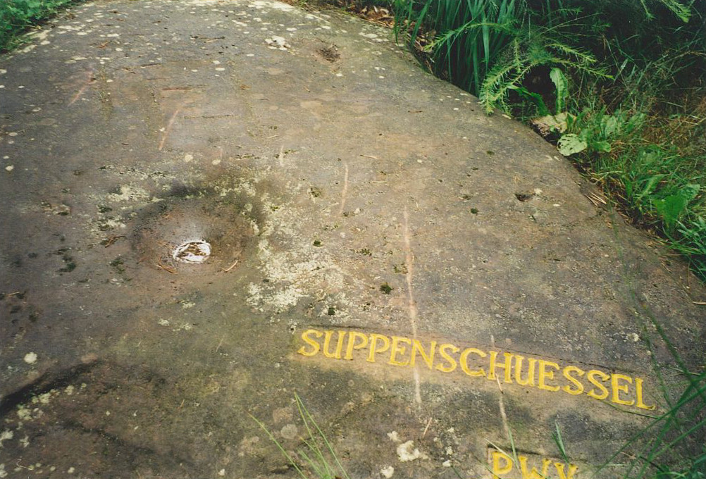 Ritterstein Nr. 303 Suppenschüssel am Rotsohlberg bei Maikammer (1998).