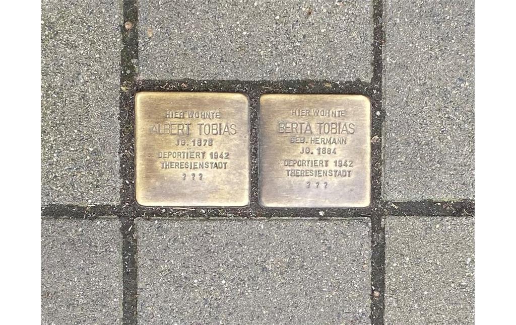 Vor dem ehemaligen Wohnhaus der Familie Tobias liegen zwei Stolpersteine. Sie erinnern an das Schicksal von Albert Tobias und Berta Tobias, die während des Holocaust ermordet wurden (2023).