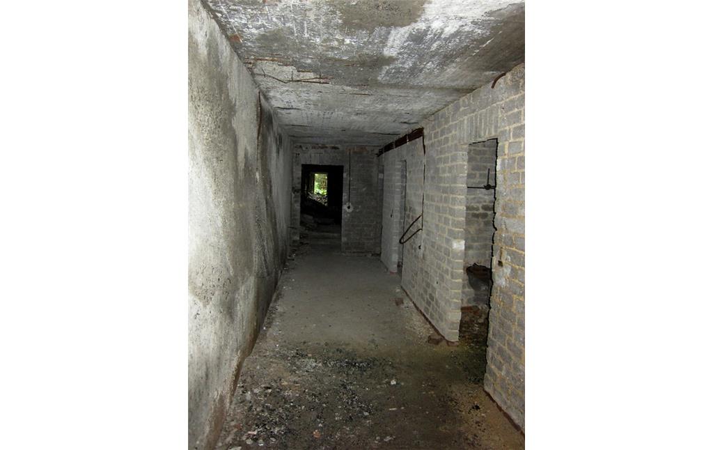 Ein langgezogener Flur mit mehreren Zimmerzugängen im Keller der sogenannten "Adenauervilla" im Kammerwald (2015).