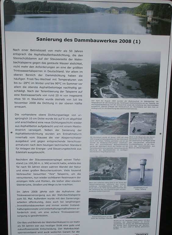 Informationstafel zur Wahnbachtalsperre am Informationsbereich an der Staumauer (2016).