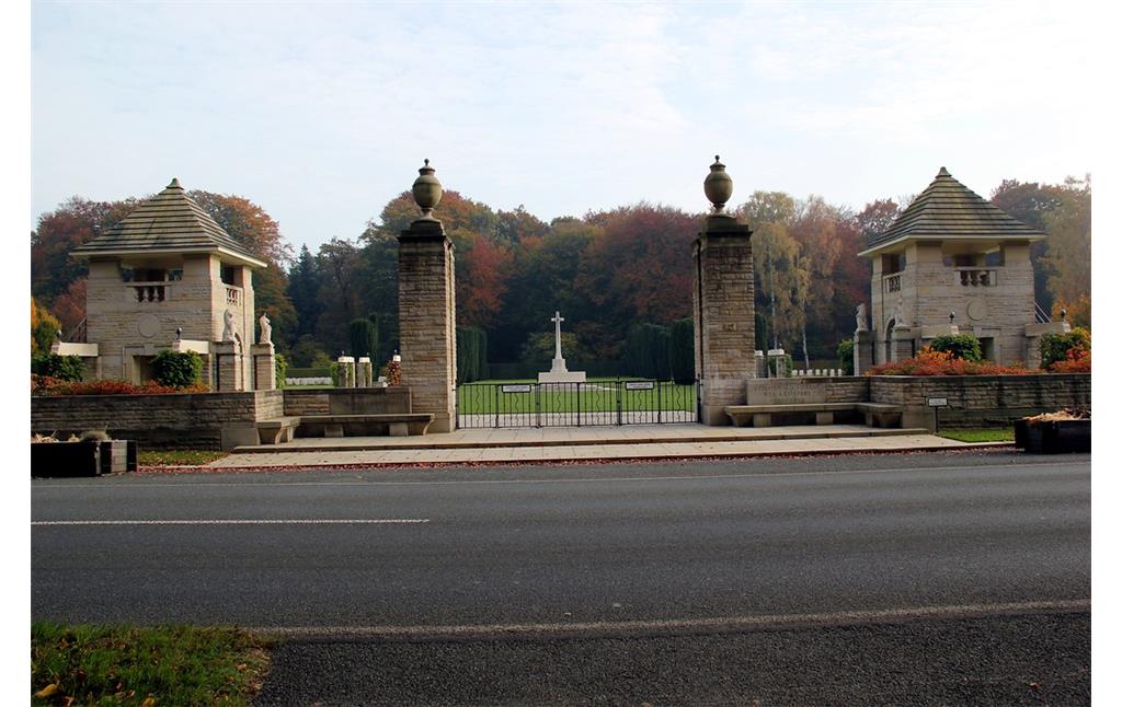 Eingangsbereich zum Britischen Ehrenfriedhof im Reichswald in Kleve (2012)