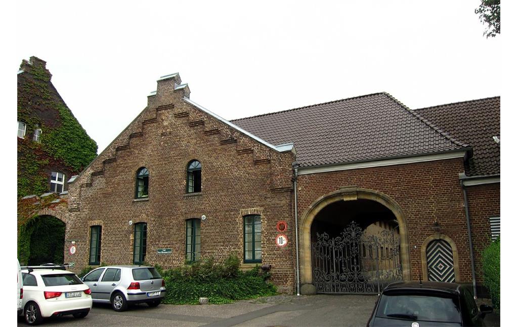 Ein Gebäude der früheren Wasserburg Neu-Hemmerich, heute Gutshof, aus Blickrichtung Bachemer Straße in Frechen-Bachem (2013)