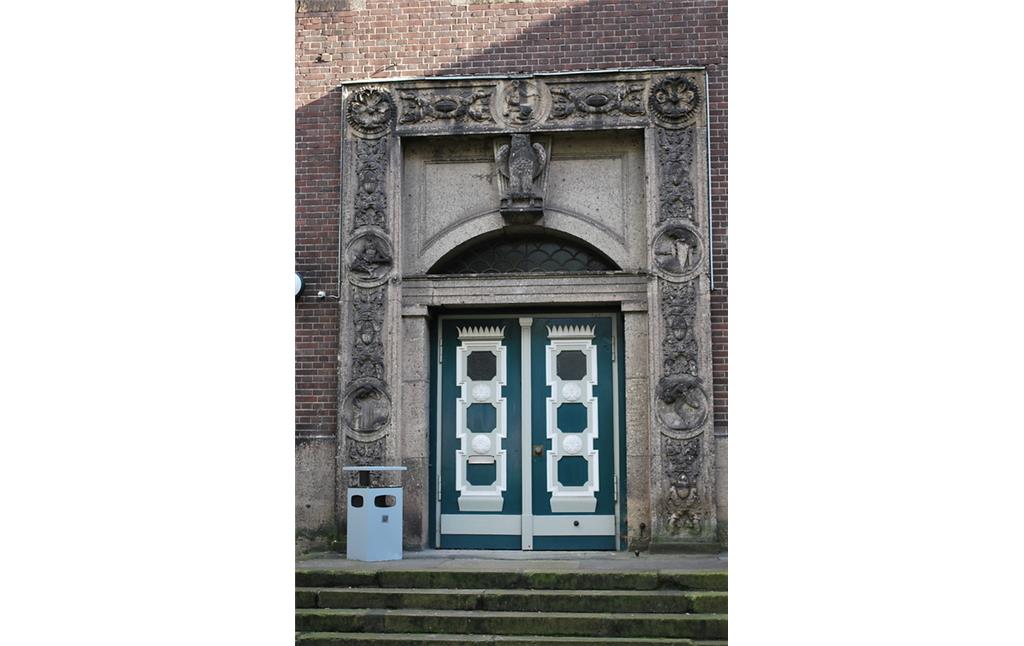 Gebäudedetail des Bezirksrathauses Rheinhausen in Duisburg (2013). Abbgebildet ist der Haupteingang der ehemaligen Schule auf der Westseite des Gebäudes