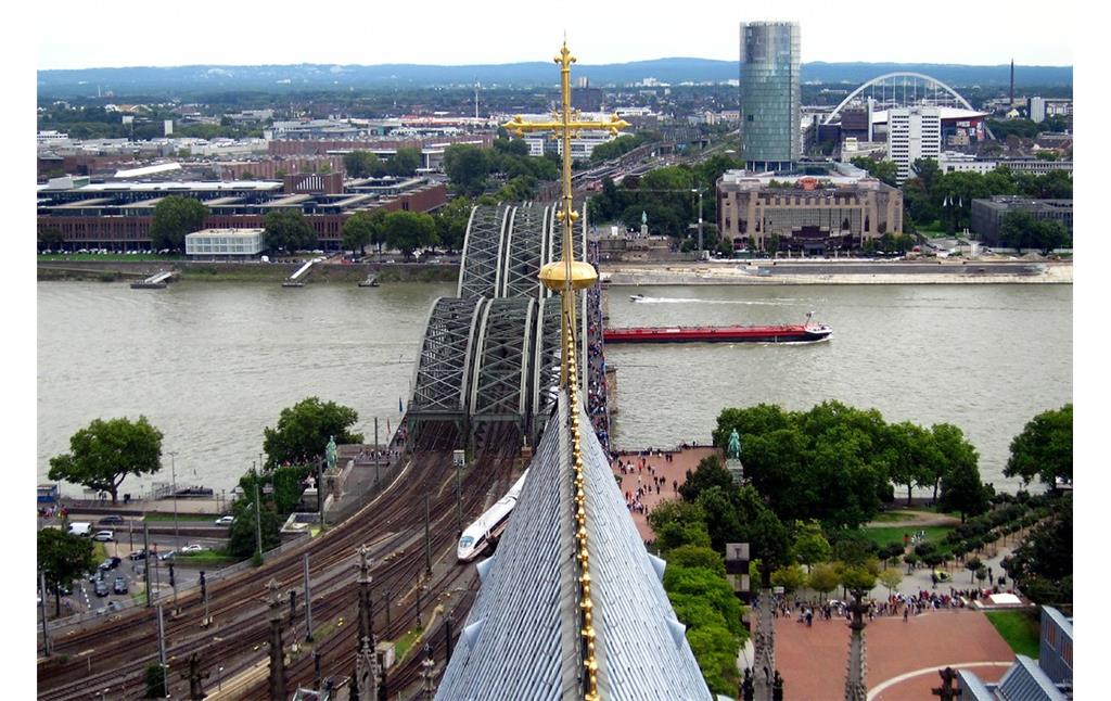 Blick vom Dach des Kölner Doms aus über die Hohenzollernbrücke in Richtung Köln-Deutz (2014).