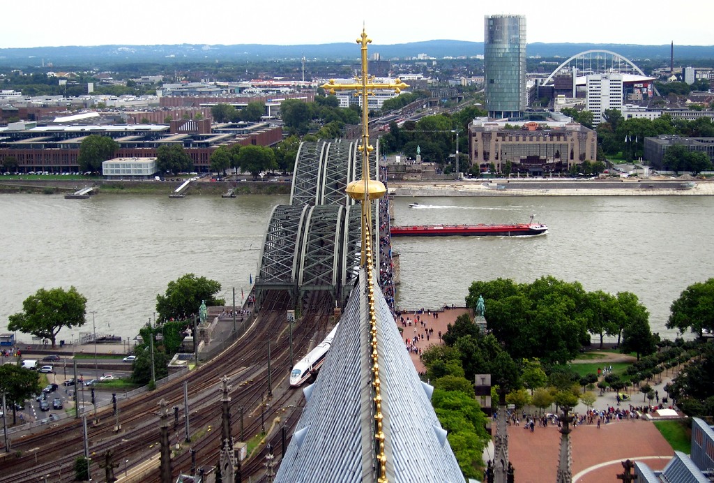 Blick vom Dach des Kölner Doms aus über die Hohenzollernbrücke in Richtung Köln-Deutz (2014).