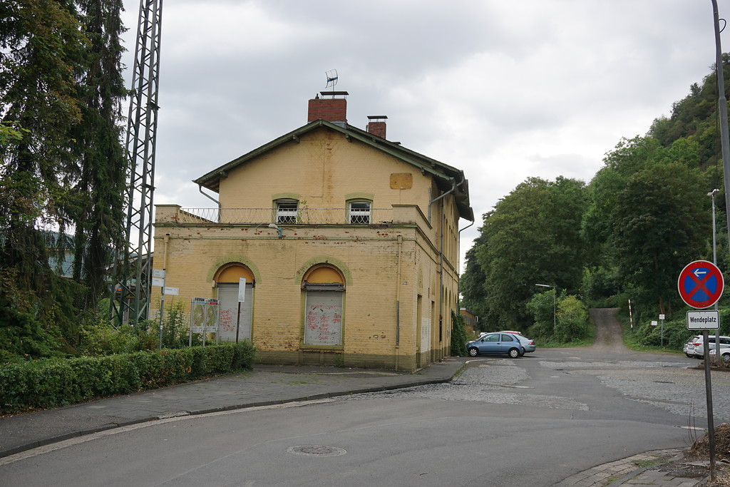 Bahnhof Brohl-Lützing, Empfangsgebäude, Nordseite (2019)