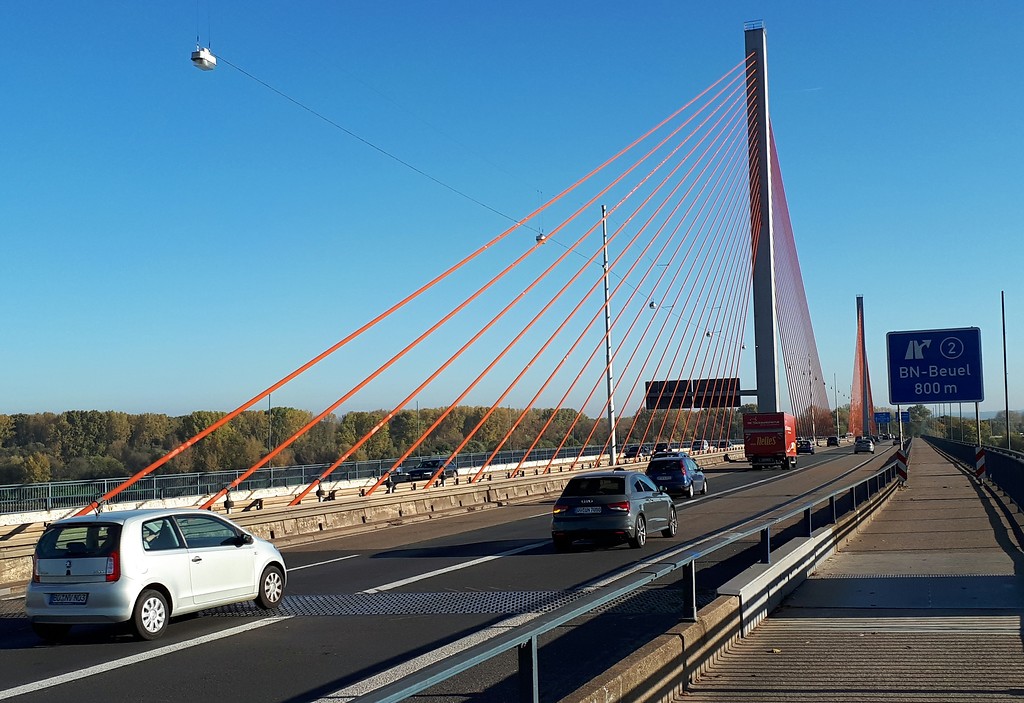 Blick auf die Fahrbahn der Bundesautobahn A 565 auf der Bonner Nordbrücke "Friedrich-Ebert-Brücke" (2017)