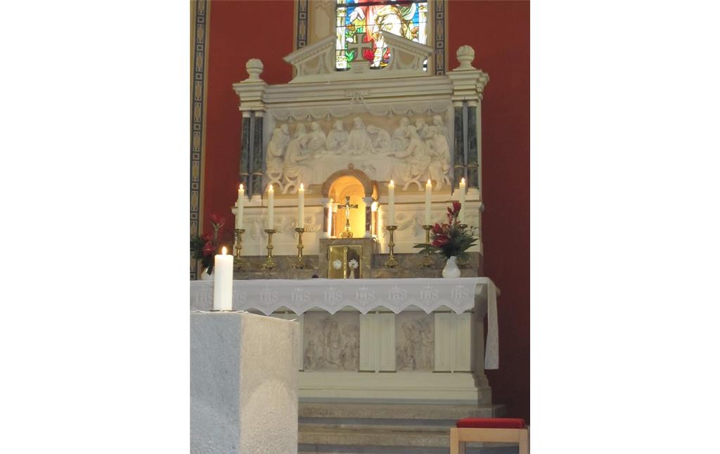 Filialkirche St. Agatha in Bongard (2009): Der Altar nach der Renovierung.