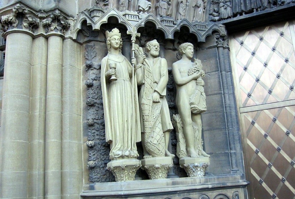 Statuen biblischer Figuren am Hauptportal der Trierer Liebfrauenkirche: von links nach rechts die die Kirche symbolisierende 'Ecclesia', der Apostel Petrus und Adam (2012)