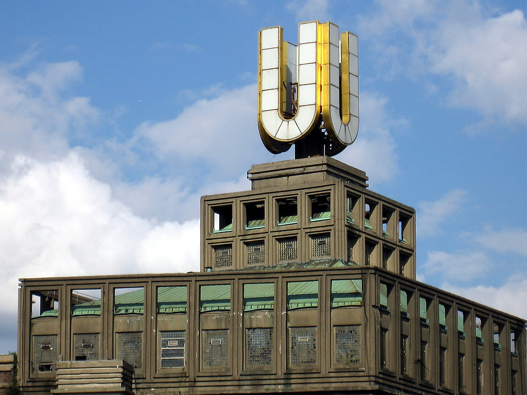 Oberer Teil der Westfassade des Hochhauses I der Union Brauerei in Dortmund (Brau und Brunnen AG), gekrönt von dem "Dortmunder U" (2007).