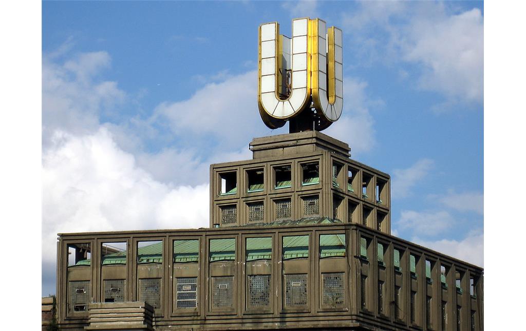 Oberer Teil der Westfassade des Hochhauses I der Union Brauerei in Dortmund (Brau und Brunnen AG), gekrönt von dem "Dortmunder U" (2007).