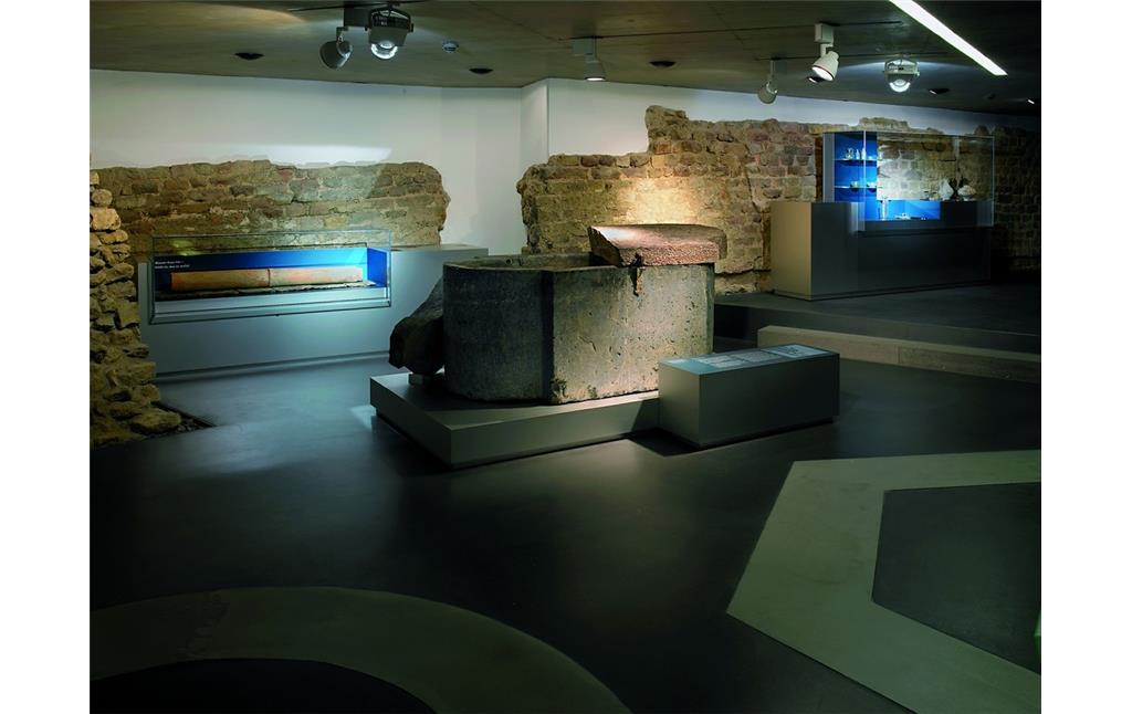 Römerthermen Zülpich - Museum der Badekultur: Sarkophag und Originalbefund der Wehrmauer von Tolbiacum.