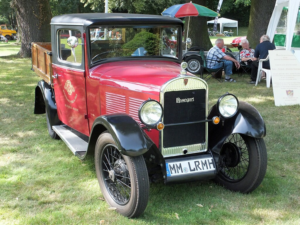 Historisches Automobil der französischen Marke "Rosengart" aus den 1930er-Jahren, das Model "LR" als Pritschen-Nutzfahrzeug (Aufnahme 2012).