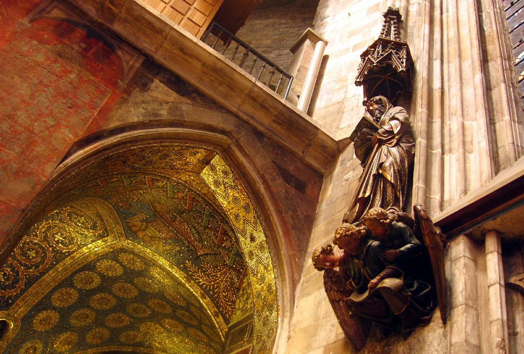 Detailansicht mit einer Heiligenfigur in der östlichen Chorhalle des karolingischen Aachener Kaiserdoms (2015).