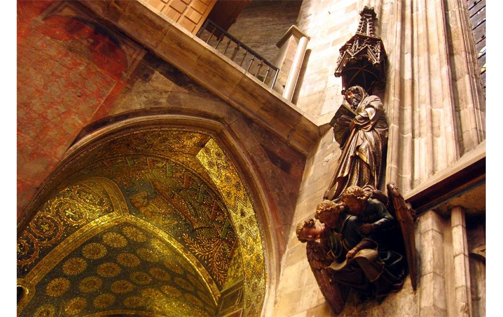 Detailansicht mit einer Heiligenfigur in der östlichen Chorhalle des karolingischen Aachener Kaiserdoms (2015).