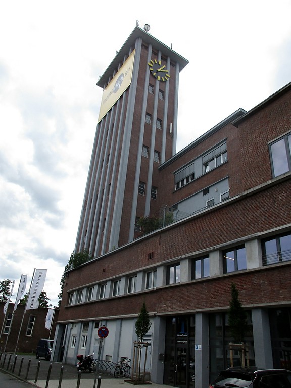 Der markante Turm im Süden des früheren Zentralgebäudes der ehemaligen Zellwolle-Werke "Phrix" der Rheinischen Zellwolle AG in Siegburg (2016).
