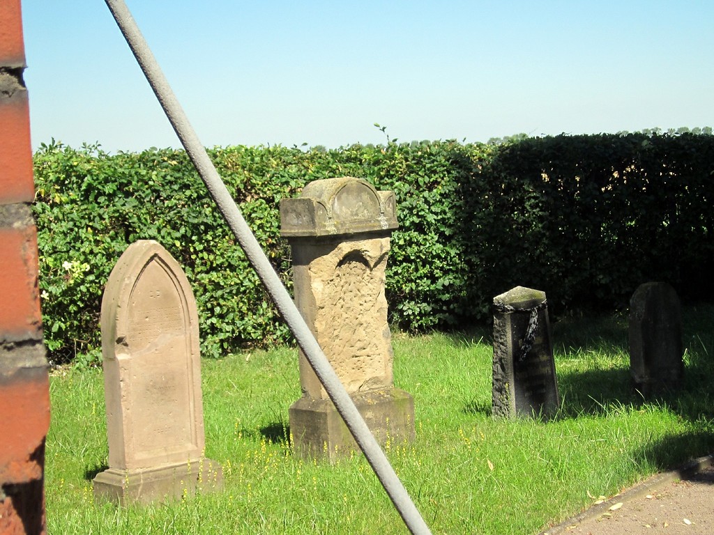 Grabsteine auf dem jüdischen Friedhof Frauenberger Straße (Euskirchen, Aufnahme Juli 2012).
