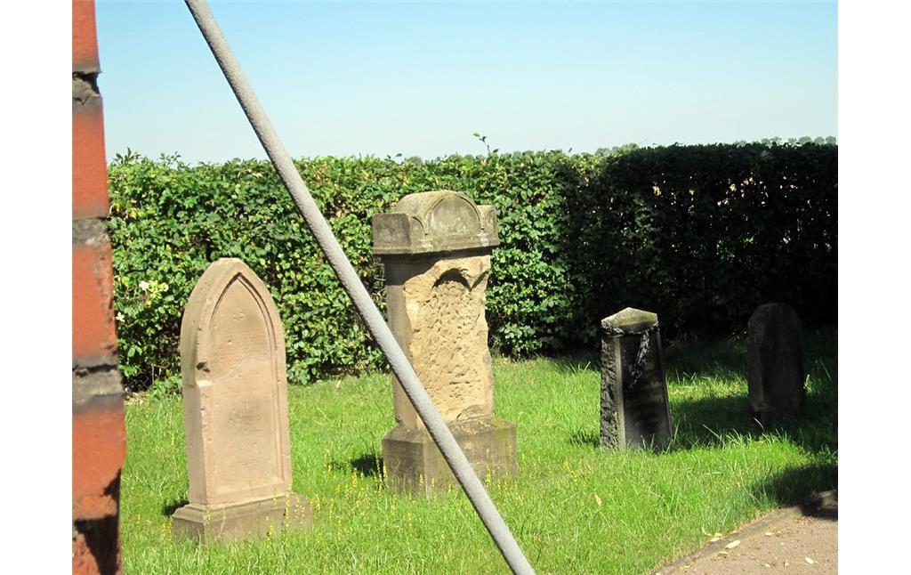 Grabsteine auf dem jüdischen Friedhof Frauenberger Straße (Euskirchen, Aufnahme Juli 2012).