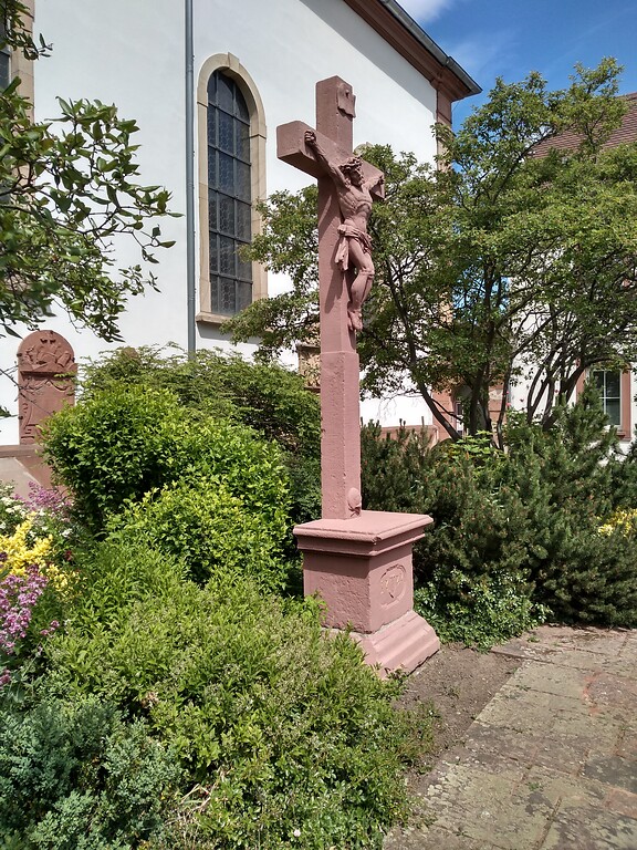 Steinkreuz bei der katholischen Kirche (2020)