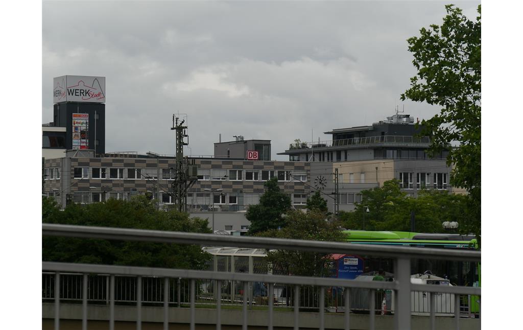 Hauptgebäude des Bahnhofs Limburg mit anschließender Shopping Mall (2017)