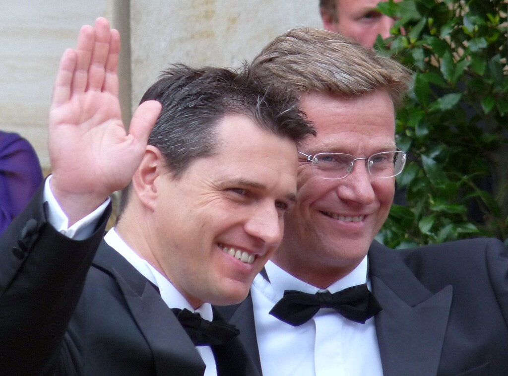 Guido Westerwelle zusammen mit seinem Lebenspartner Michael Mronz bei der Eröffnung der Richard-Wagner-Festspiele in Bayreuth (2009).