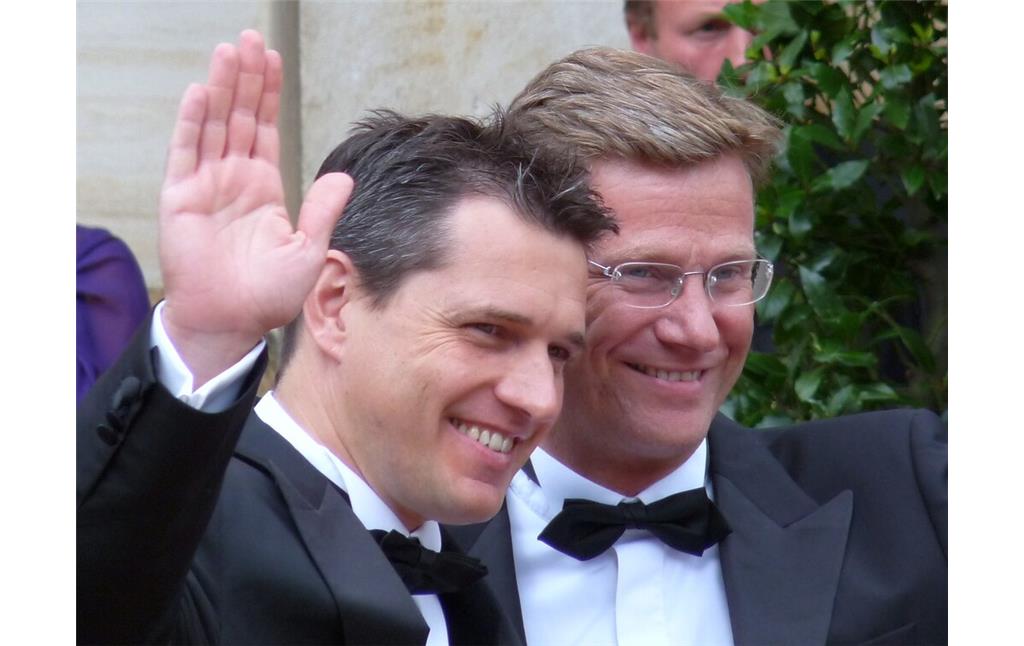 Guido Westerwelle zusammen mit seinem Lebenspartner Michael Mronz bei der Eröffnung der Richard-Wagner-Festspiele in Bayreuth (2009).