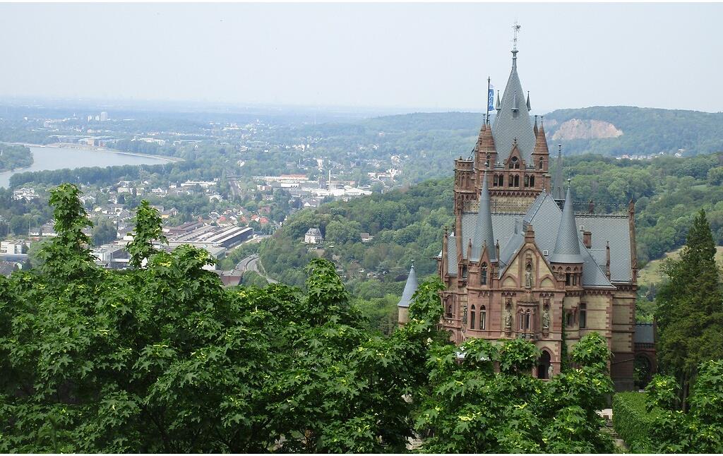 Schloss Drachenburg im Siebengebirge, Blick vom Drachenfels aus. In der Bildmitte links das Lemmerzwerk in Niederdollendorf (2020).