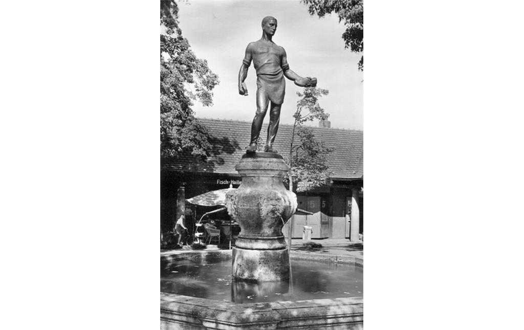 Skulptur des Schusters Joß auf dem Brunnenstock des Schusterbrunnens in Pirmasens (1950er Jahre)