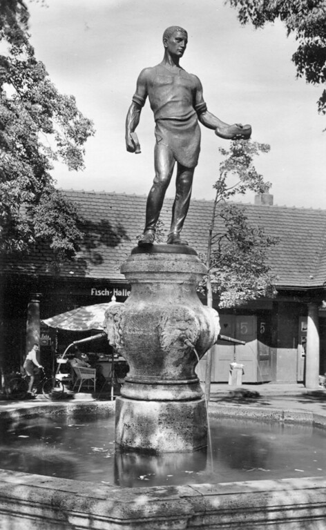 Skulptur des Schusters Joß auf dem Brunnenstock des Schusterbrunnens in Pirmasens (1950er Jahre)