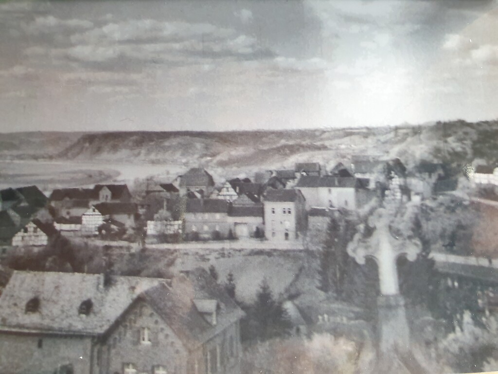 Blick auf Häuser der Ortschaft Dattenberg an der Abbruchkante des Dattenberger Basaltsteinbruchs (1950er Jahre).